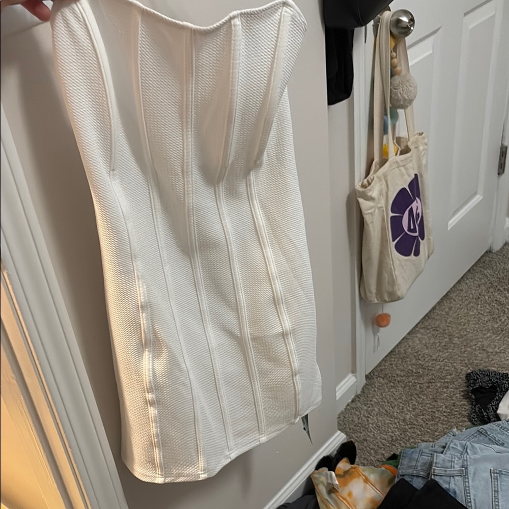 Elegant White Strapless Dress